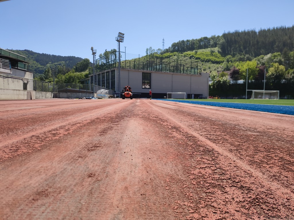 Ya ha comenzado la renovación de la pista de atletismo de Altamira