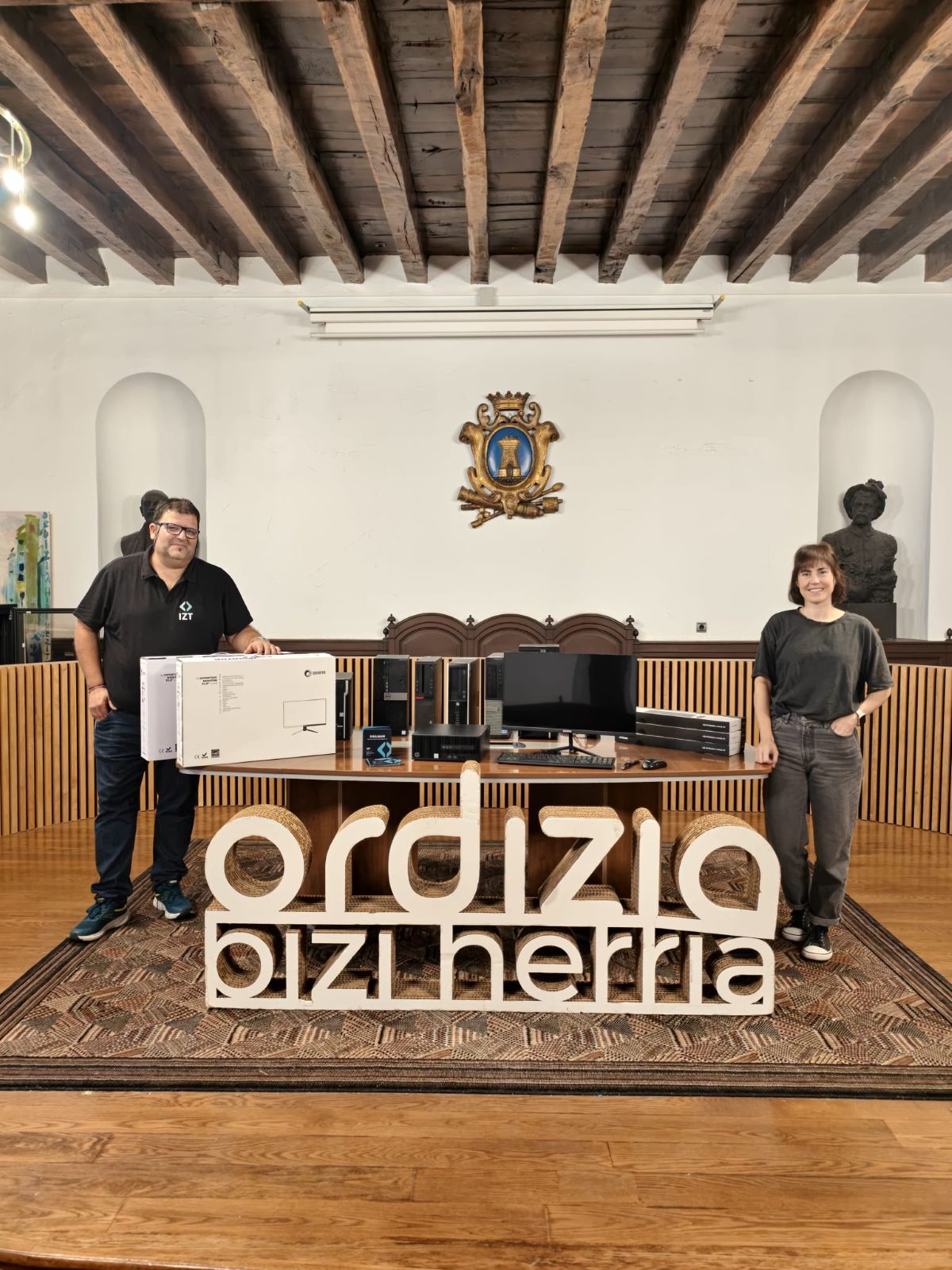 Ordiziako Udalak 10 ordenagailu eman ditu Digilagun proiekturako, arrakala digitala murrizten laguntzeko