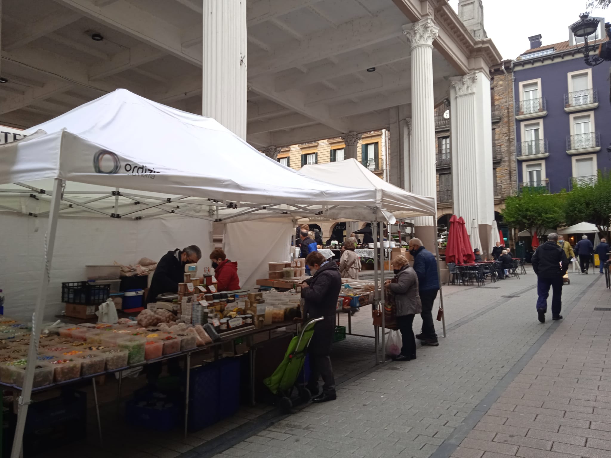 Puestos de venta de frutos secos y aceitunas vuelven a la Plaza Mayor