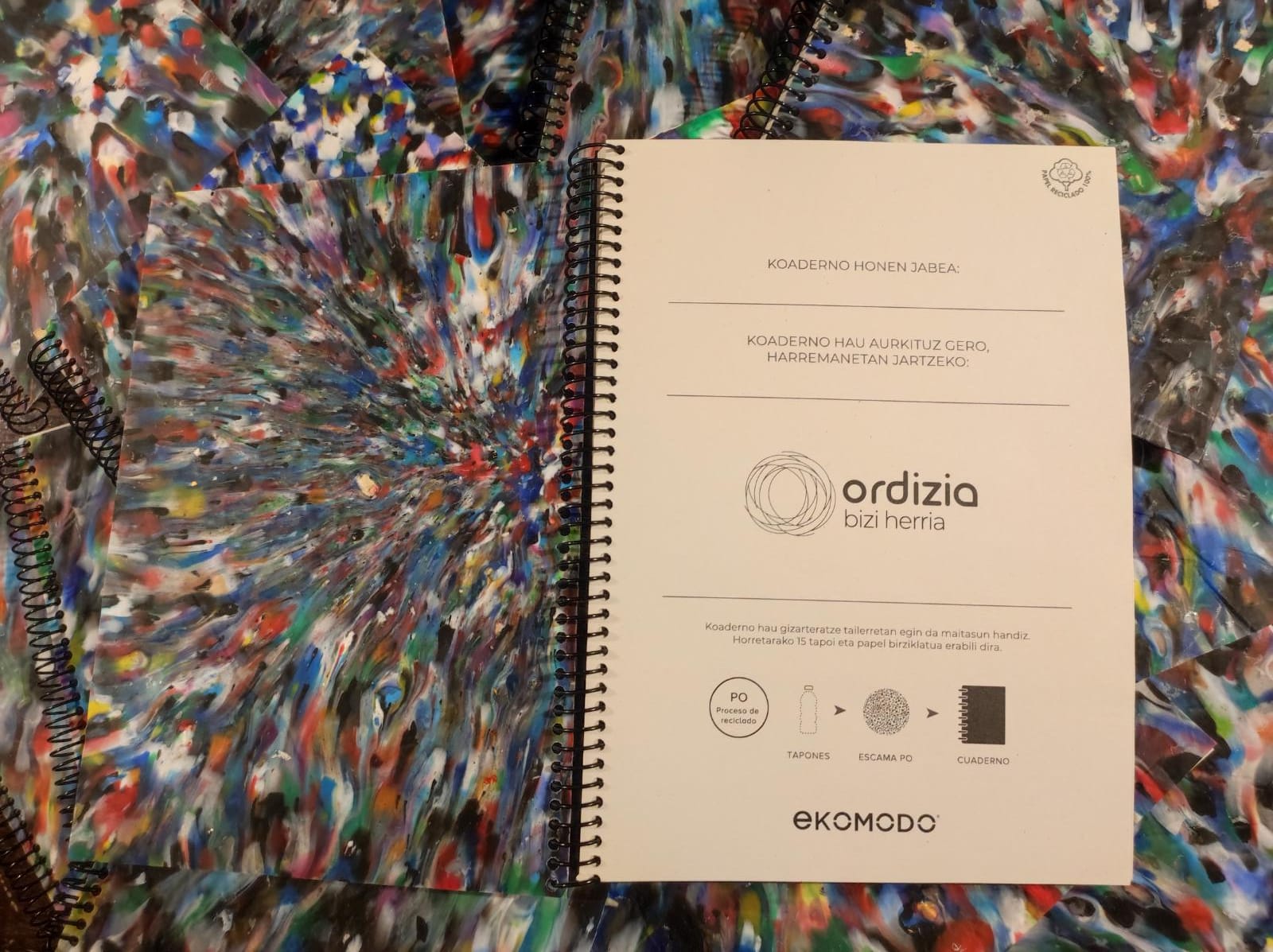 Cuadernos de Ekomodo hechos con 15 tapones reciclados 