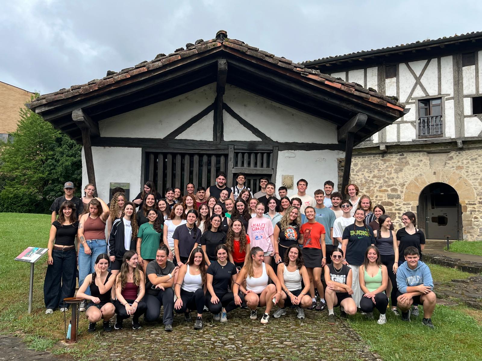 Ateak Ireki programako euskal diasporako gazteei harrera